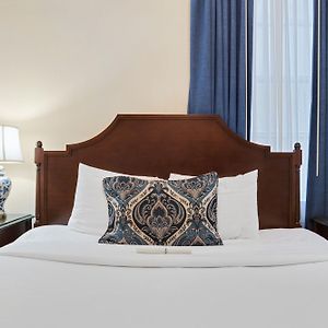 Petite Room One Queen Bed